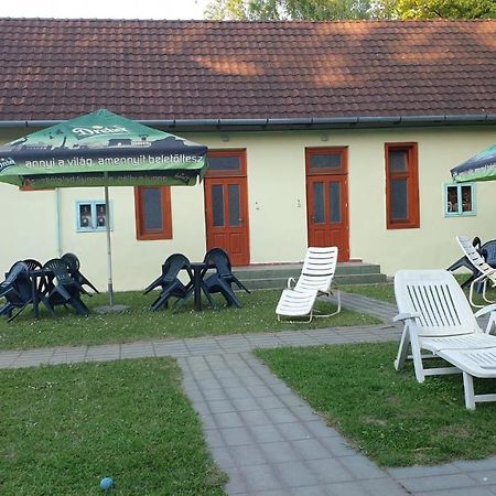 Aqua Hostel Шиофок Экстерьер фото